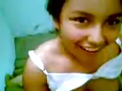 Chica de secundaria mamando